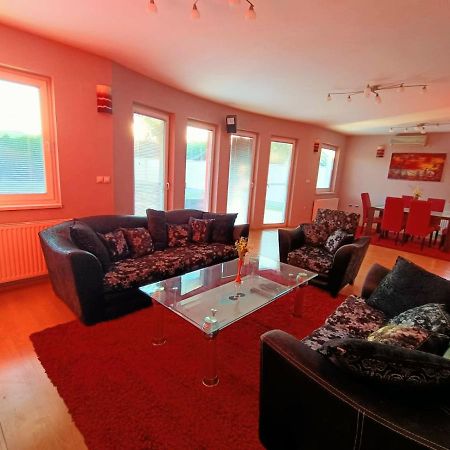 Villa 2 Etagen Mit Grossen Garten Modrica Luaran gambar