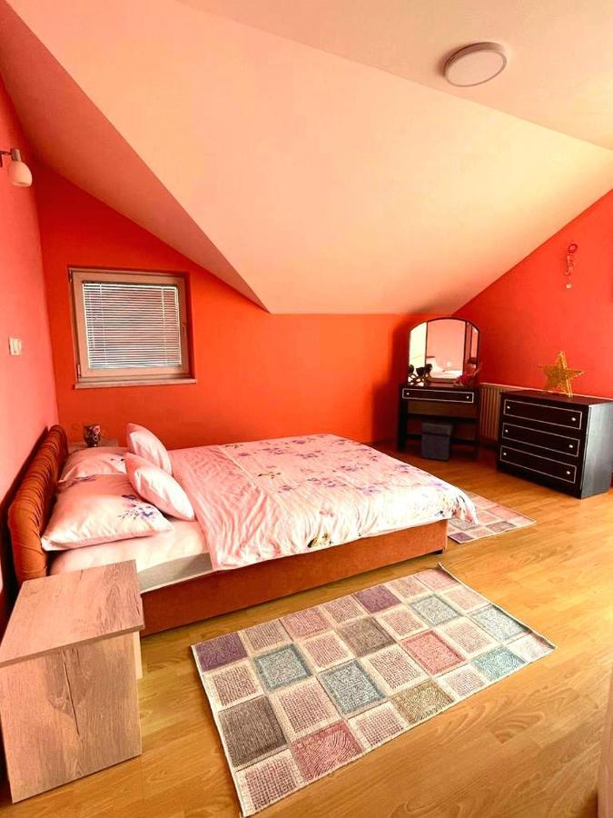 Villa 2 Etagen Mit Grossen Garten Modrica Luaran gambar