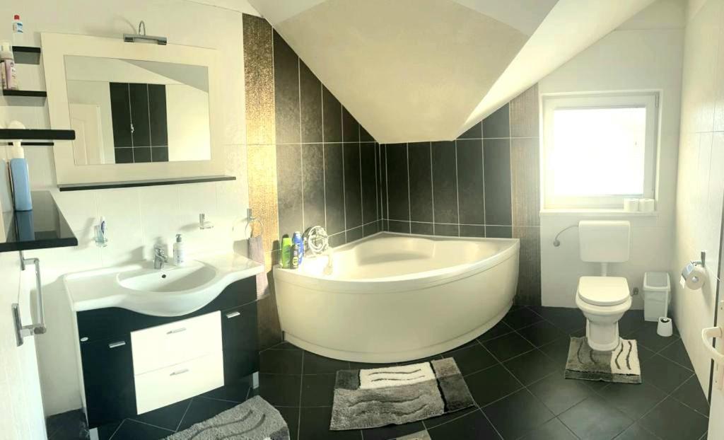 Villa 2 Etagen Mit Grossen Garten Modrica Luaran gambar